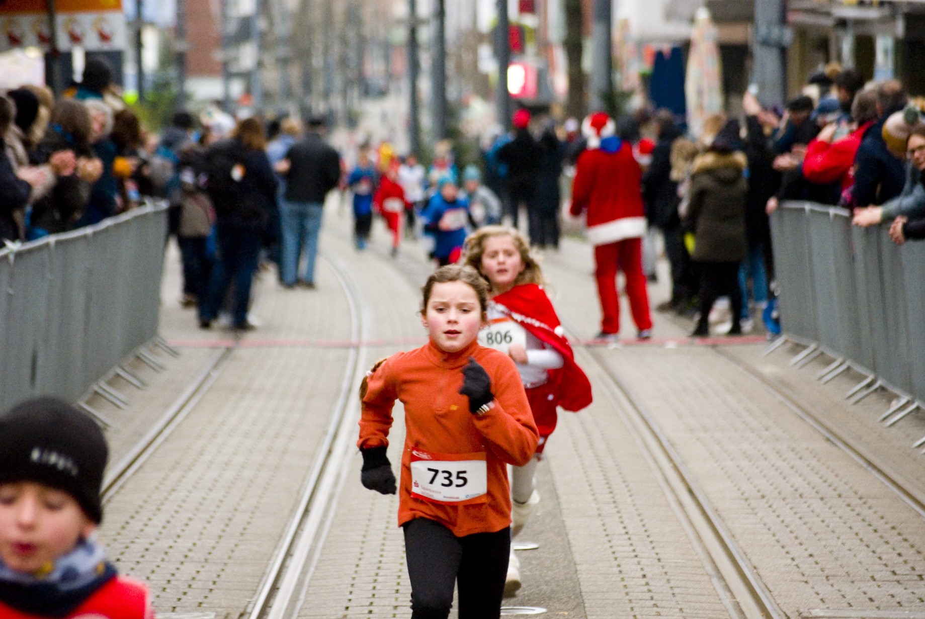 2022 12 11 Weihnachtslauf Start 1km Kinderlauf Siegerin Lotta Hölscher