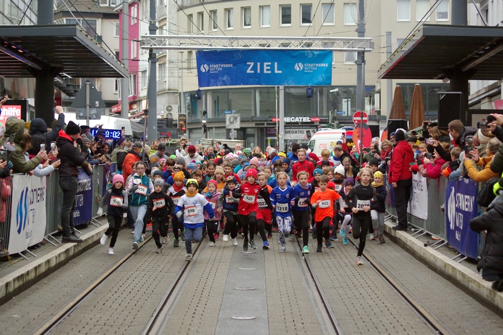 2024 12 15 Weihnachtslauf Start Schueler