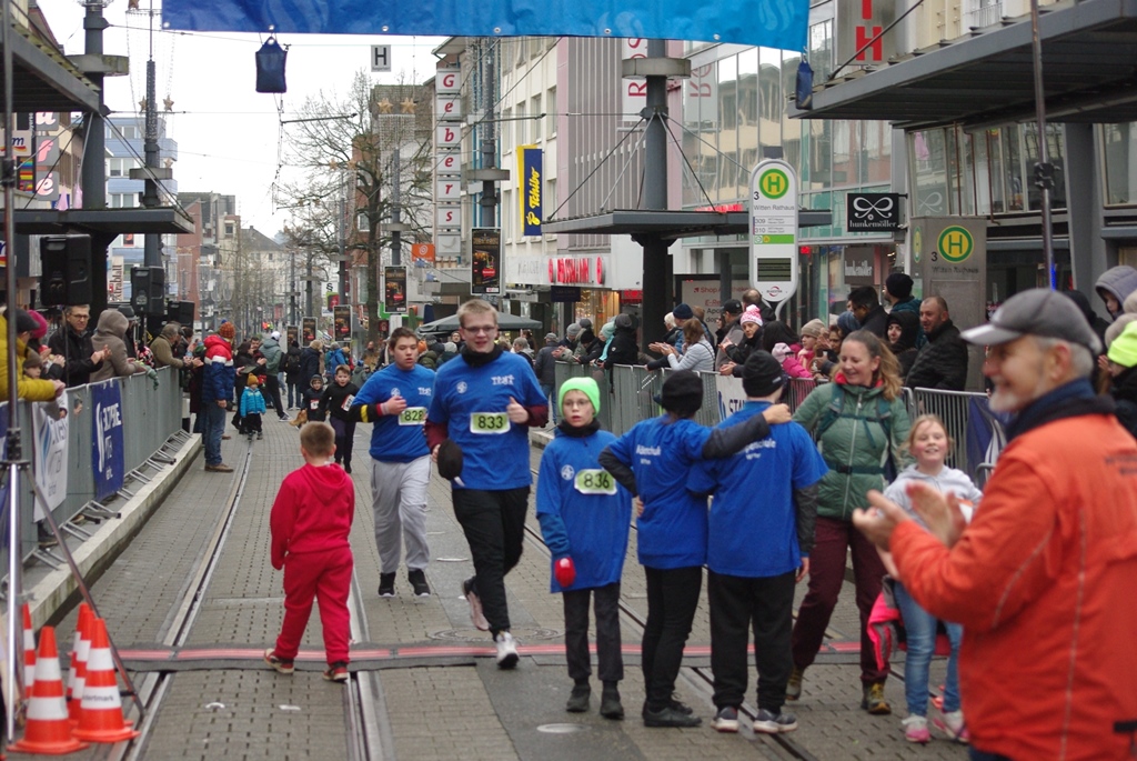 2024 12 15 Weihnachtslauf Ziel Kaempenschuler