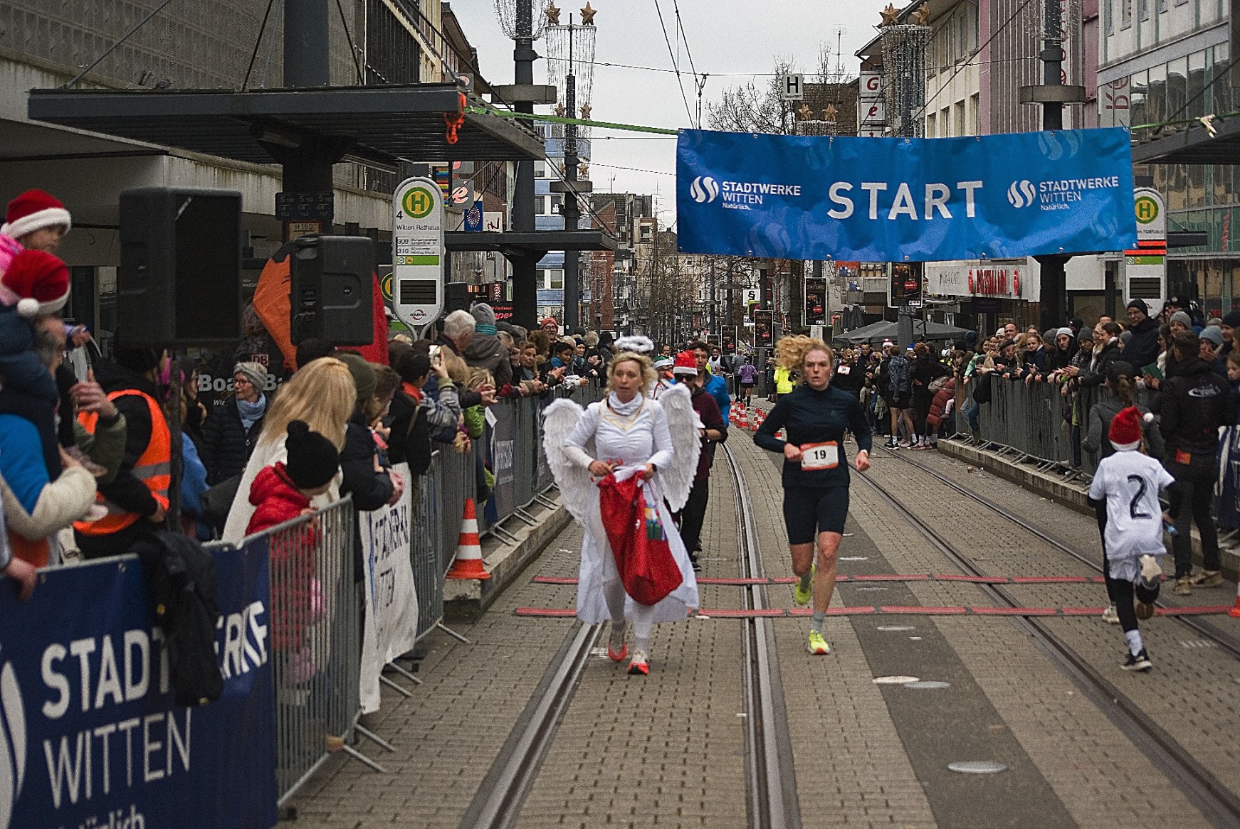 20251214 Weihnachtslauf Engel Petra Ortwein