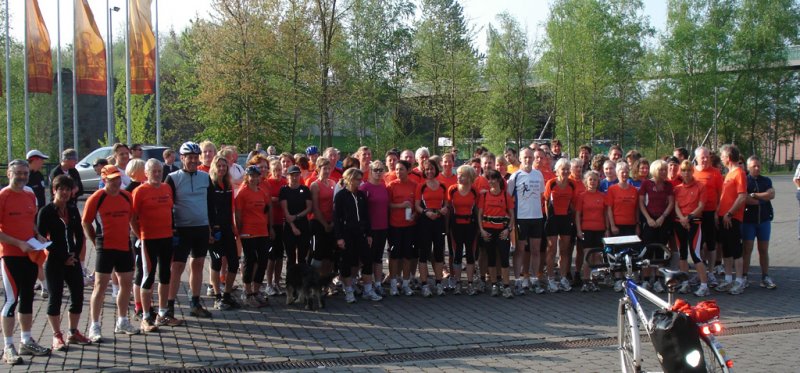 die Lauf-Gruppe vor dem Start vor der Jahrhunderthalle in Bochum