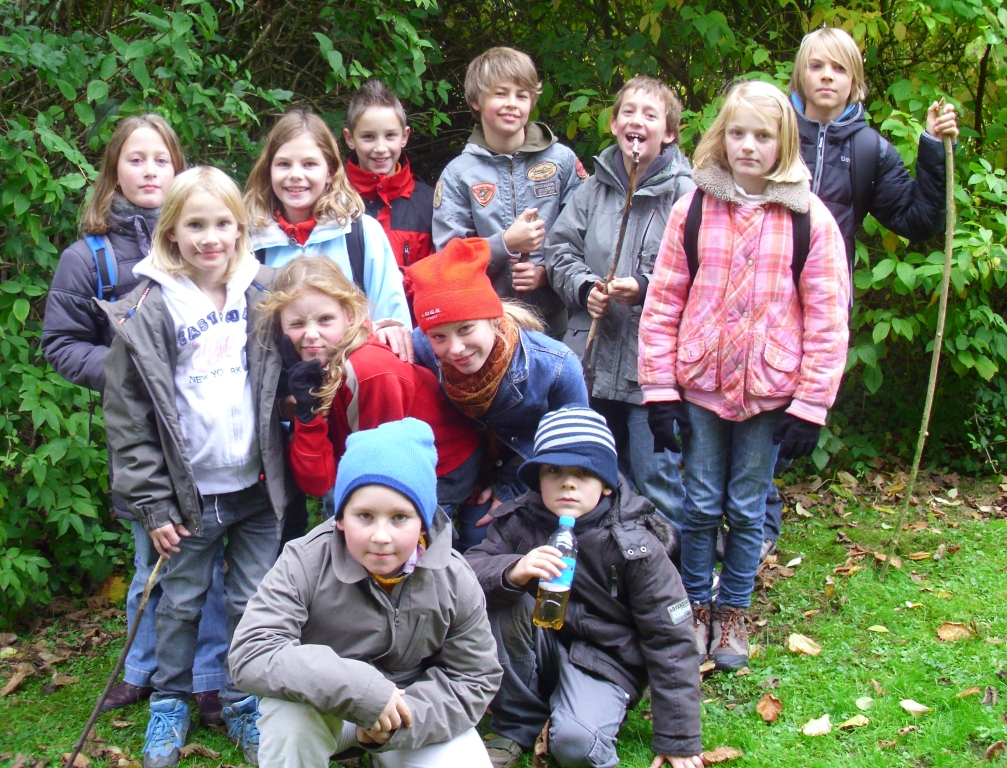 Gute Laune beim Lagerfeuer