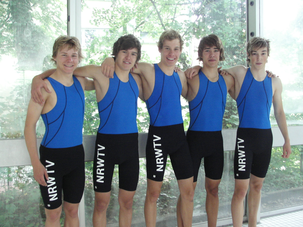 Bastian Balcer (2.v.l.), Dominik Wawrik (m.) und Jonas Loeff (2.v.r.)