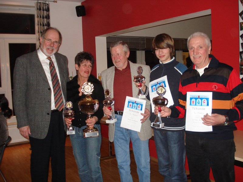 Siegerehrung Herdecker Laufserie von links: Bürgermeister Hans-Werner Koch, Anne Heibing, Bruno Brahmann, Tobias Brahmann, Lothar Niemann