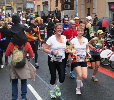 Gabi und Melanie auf ihrem Weg durch Barcelona