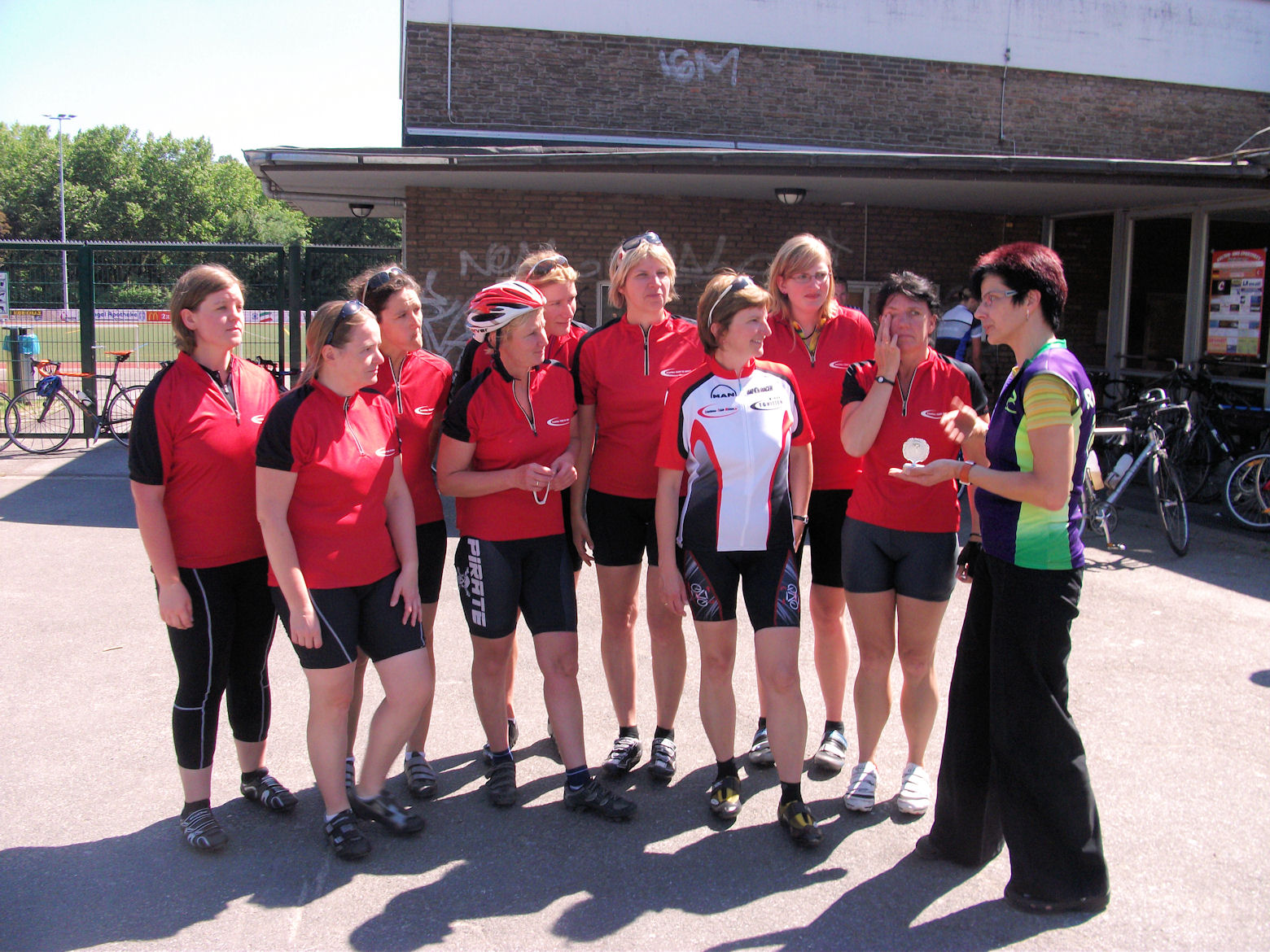 Bild: Überrreichung des Pokals für die größte Damenteilnehmergruppe rtf_rsc_pokaluebergabe_02