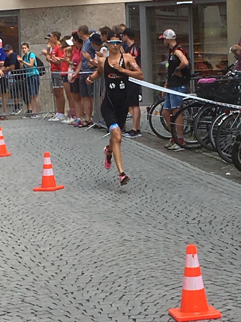 Die spätere Siegerin auf der Laufstrecke in der Tübinger Altstadt. Tübingen Lauf
