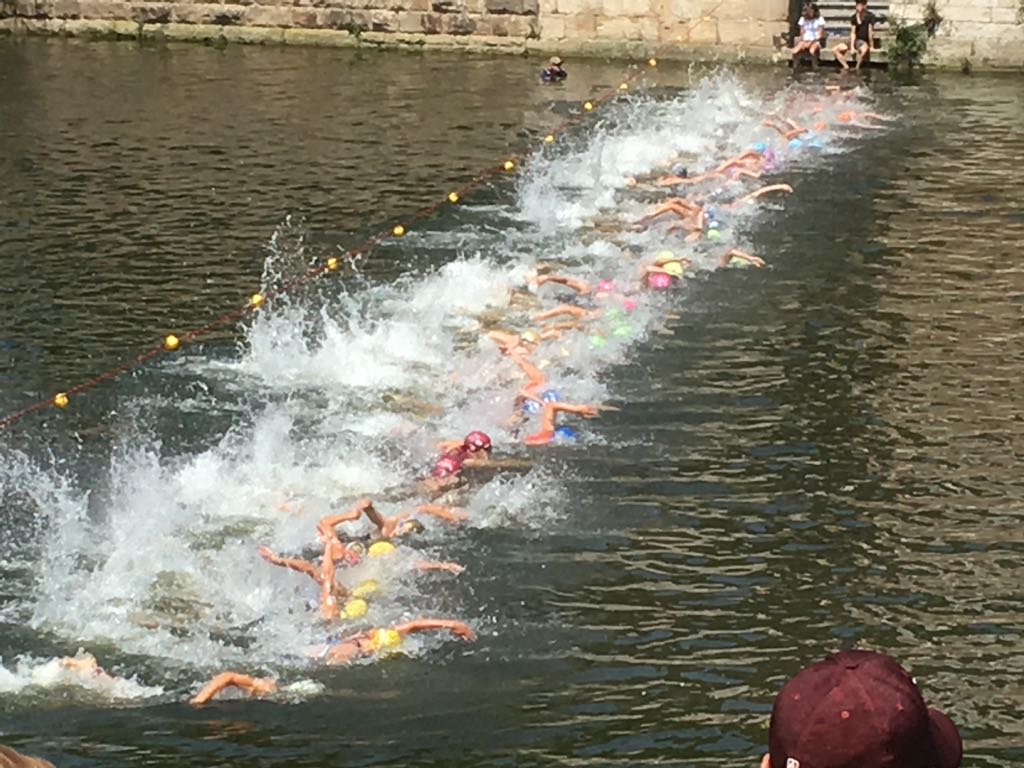 Nach dem Schwimmstart ging es insgesamt 750 m lang zuerst den Neckar hinab und dann wieder hinauf. Tübingen Schwimmstart
