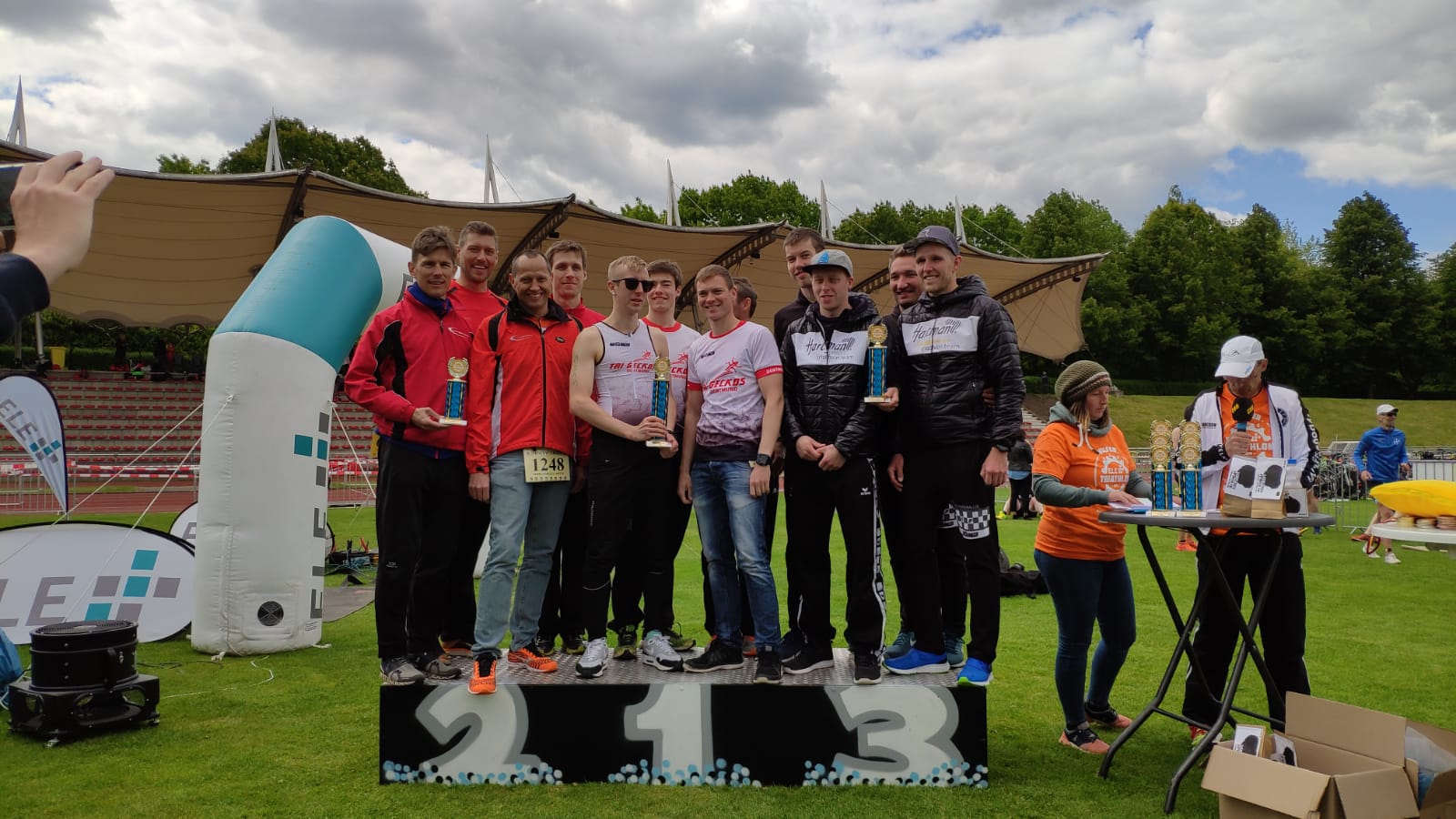 Das Podium in Gladbeck: Die Wittener stellten sich auf die 2. Stufe, überließen dafür aber dem gleichplatzierten Hartmann Team TVG Kaiserau den größeren Pokal.  Podium Gladbeck