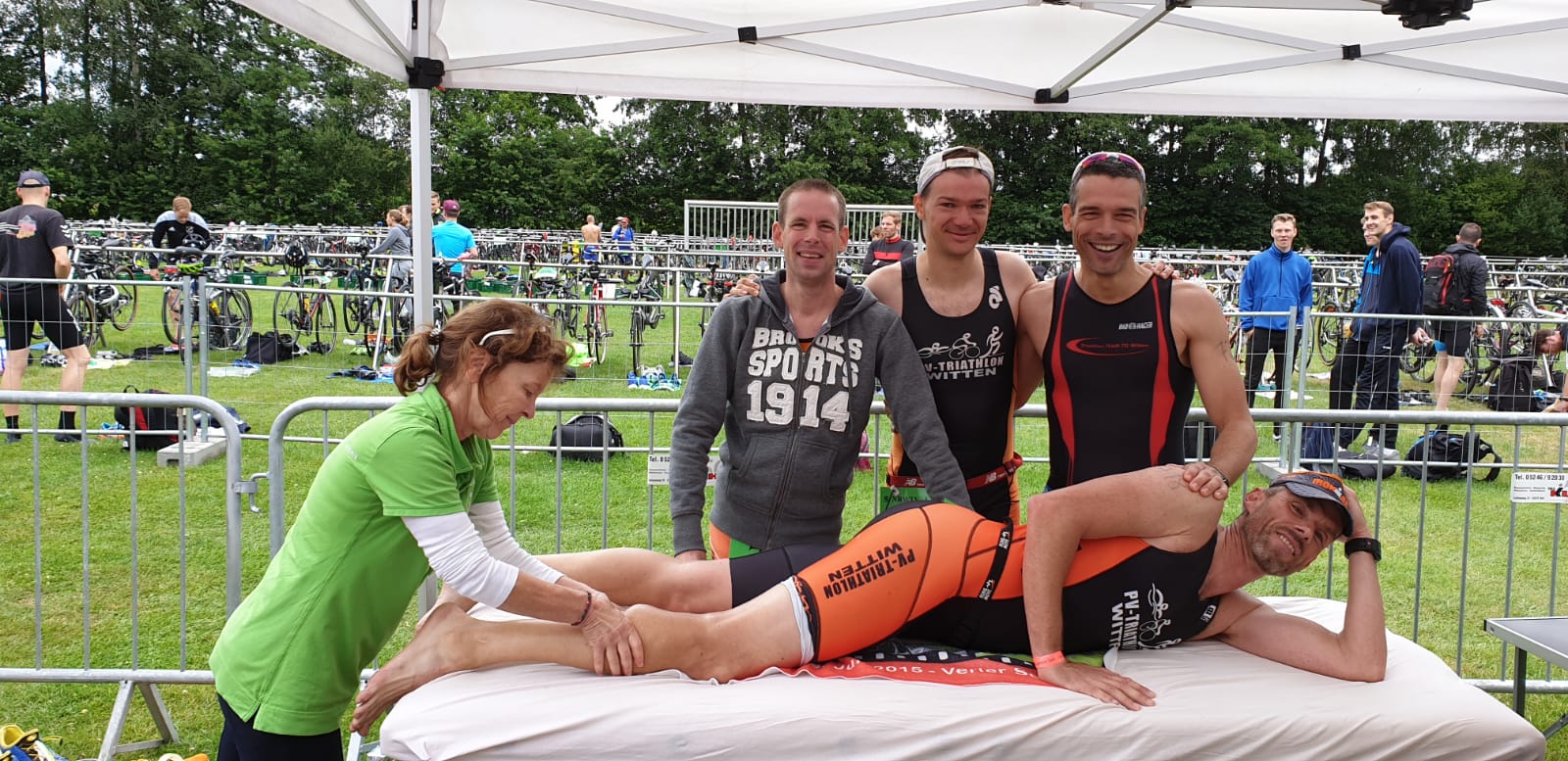 V. l. n. r.: Tillmann Goltsch, Till Pastor und Stefan Bachmayr. Sich eine verdiente Entspannung nach dem Zieleinlauf gönnend: Frank Blasey. Senioren Verl