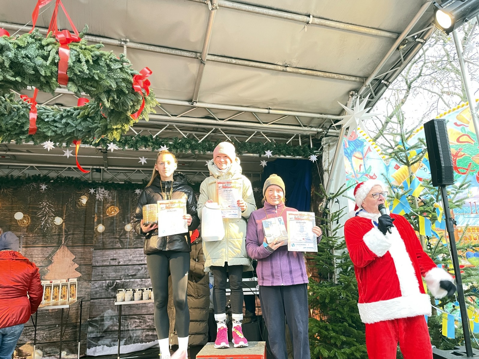 2022 12 11 Weihnachtslauf 10 km Siegerehrung Frauen