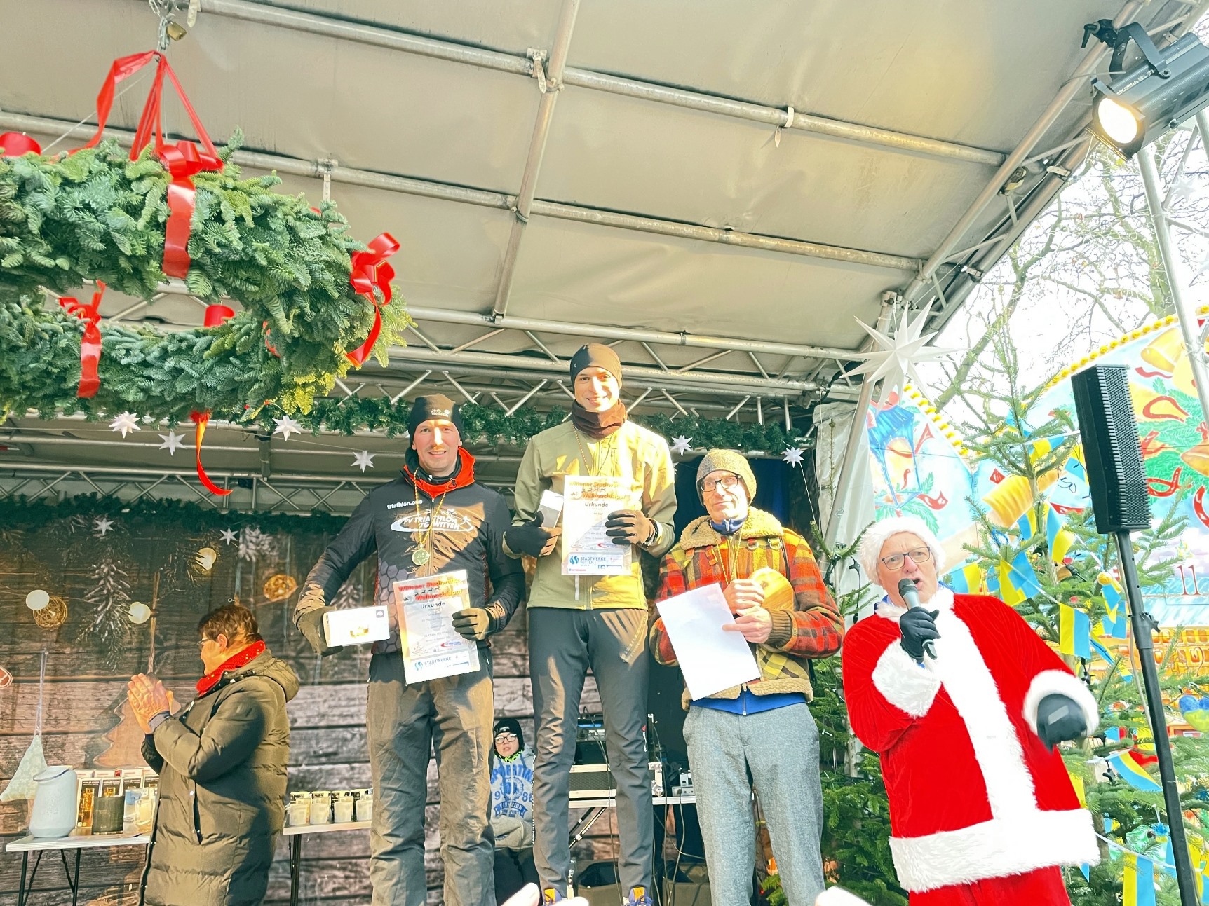 2022 12 11 Weihnachtslauf 10 km Siegerehrung Männer