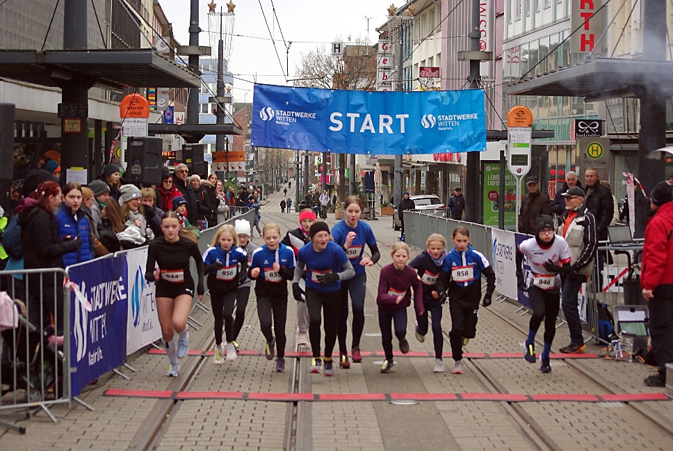 2022 12 11 Weihnachtslauf Start 15km Mädchen