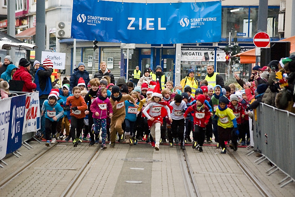 2022 12 11 Weihnachtslauf Start 1km Kinderlauf