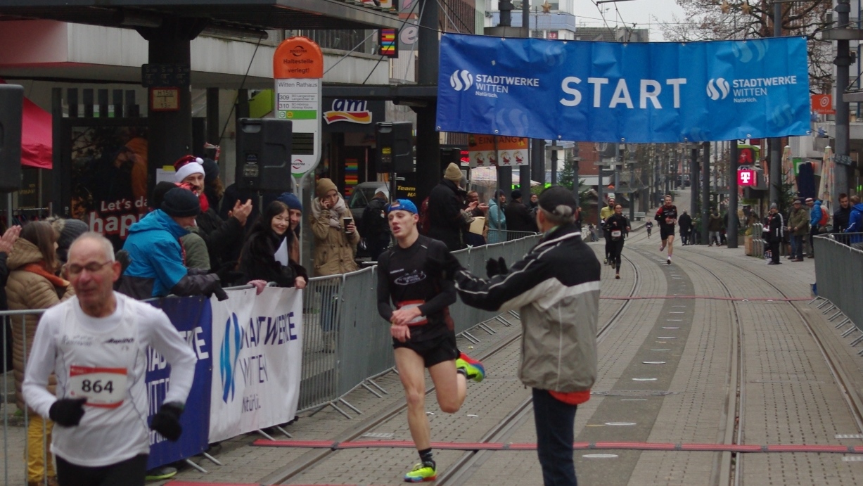 2022 12 11 Weihnachtslauf Start 45 Sieg Meckel Lukas