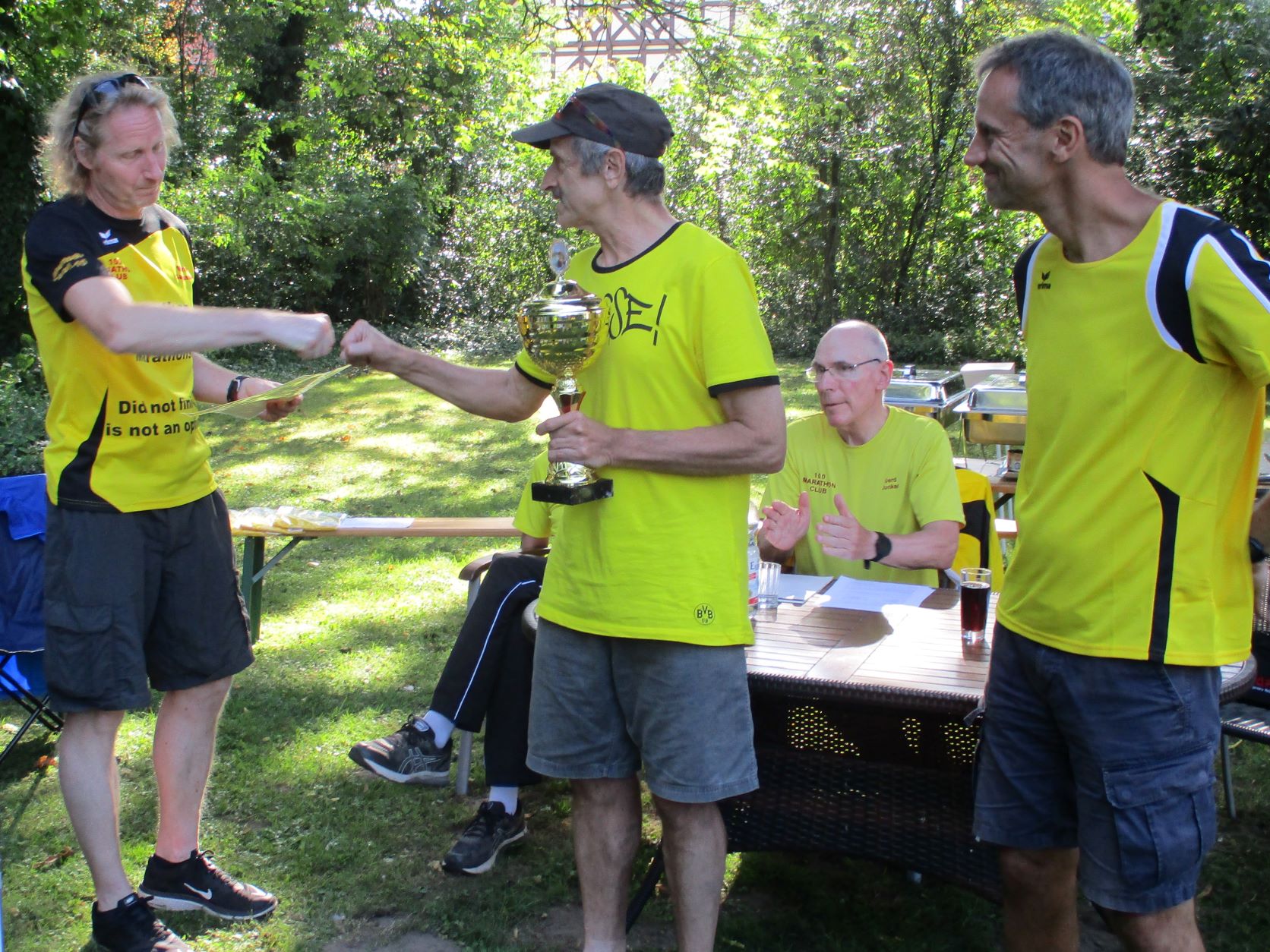 Bremer Andreas Ehrung Vorstand 100MC 400. Marathon A