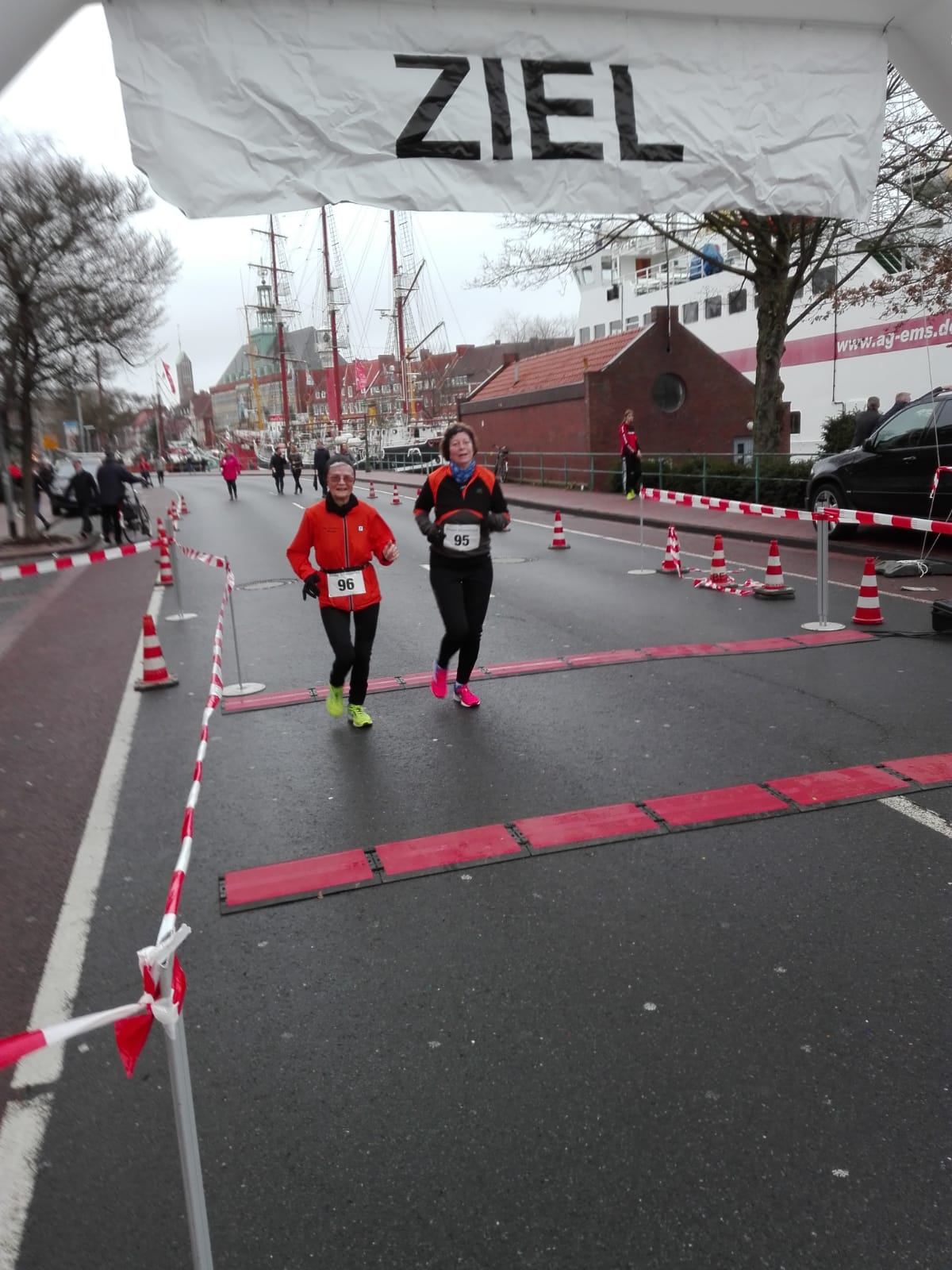 20181231 Silvesterlauf Emden Helga Groß u Claudia Schnittka 1
