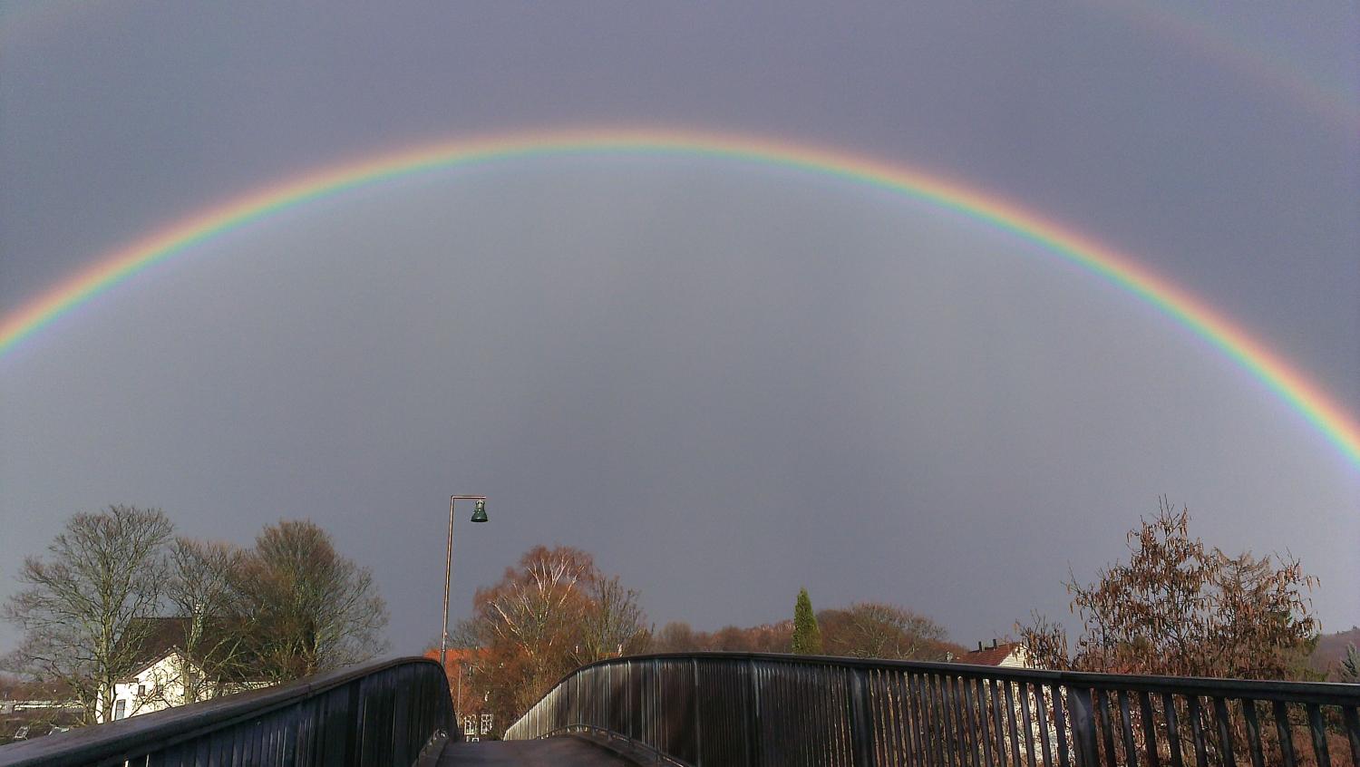 Regenbogen über Lakebrücke