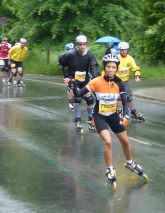 Inlinerfahren im Regen 