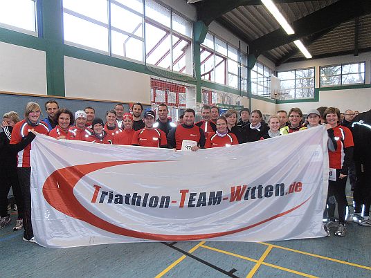 Die TTW-Starter halten die Vereinsfahne in Herne hoch alt